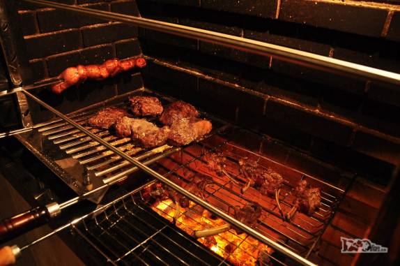 O Delmar prepara um suculento churrasco gaúcho na noite em que nos recebeu em seu apartamento em Porto Alegre, a capital do Rio Grande do Sul